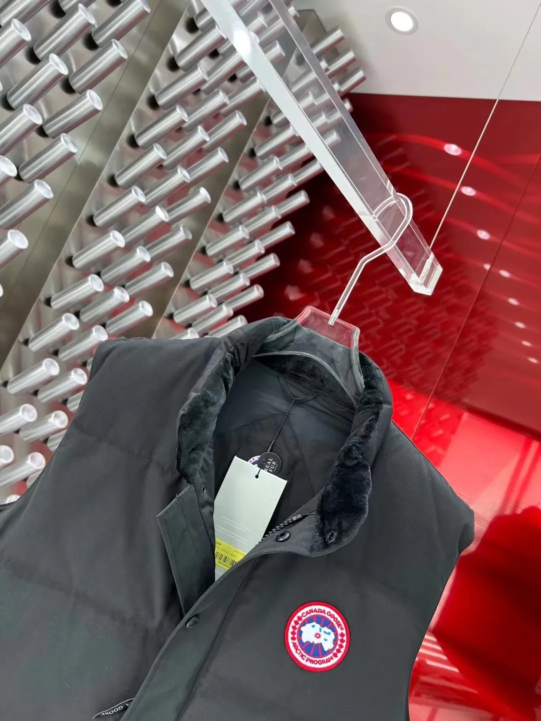 P380 Canadian brand Canada Goosex down jacket has always been recognized as the warmest down jacket. Various Instagram celebrities, Internet celebrities, and celebrities often wear it for street photos. I do Canada Goose every year, but I still can’t get rid of my love for the geese. No matter how cold the weather is, there is no need to be afraid, because there are geese! Filled with 90% white duck down, Canada Goose is the legendary warmest down jacket and is known as a must-have for Arctic outdoor sports! The most popular down jacket in the world, celebrities are rushing to buy it, it is a must-have! Same size for men and women: XS to XXL in stock😍